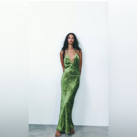 BRAND NEW ZARA VELVET HALTER DRESS – SIZE SMALL with tag on ! - Picture 1 of 13